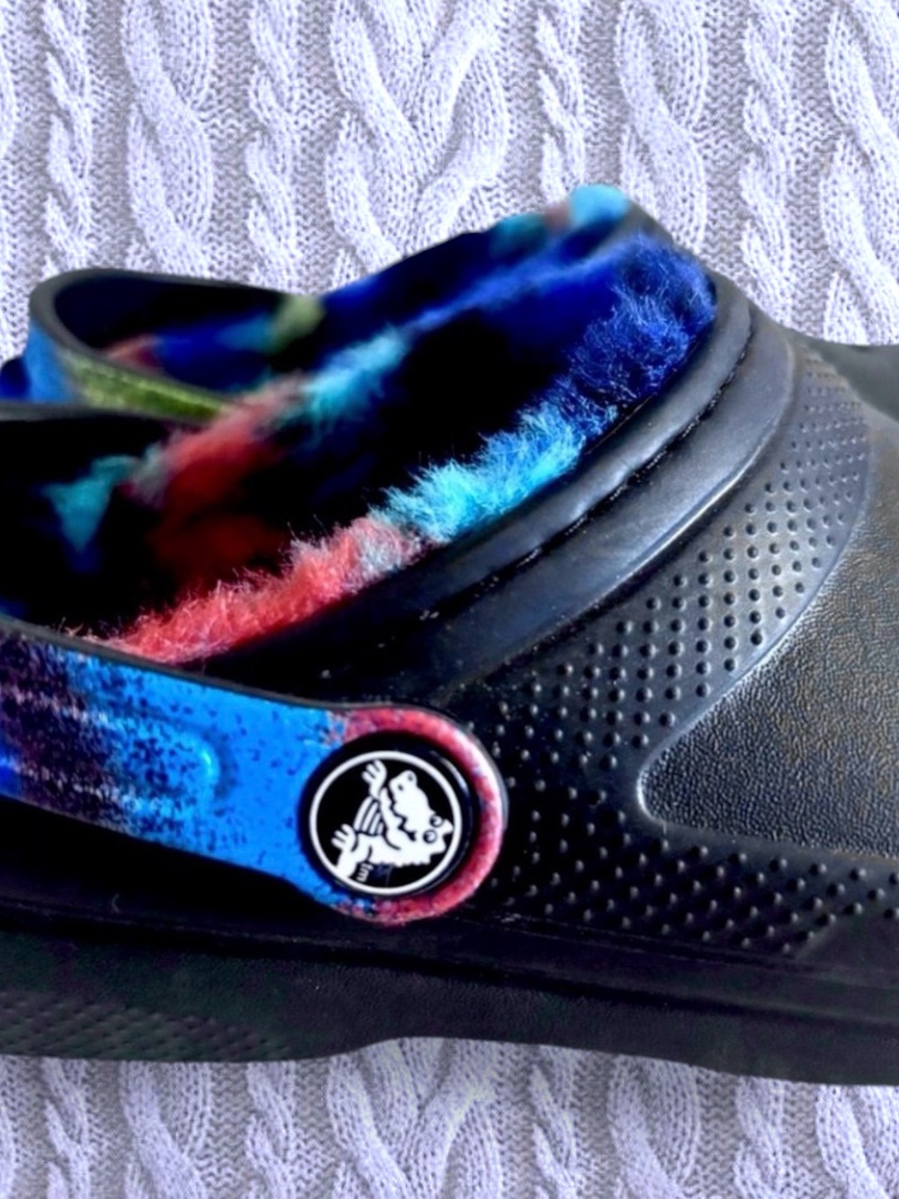 Crocs Big Kids Youth 4 Unisex Boys Or Girls Black Lined Clogs Rainbow Fuzzy - Picture 8 of 10
